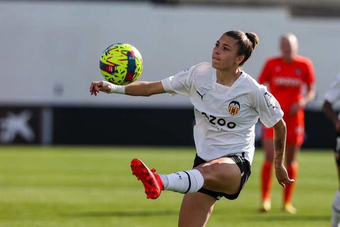 Archivo - Arxiu - Asun Martínez  tracta de controlar una pilota durant un partit del Valncia