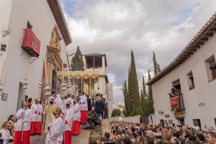 Archivo - Salida de la Virgen de la Aurora en San Miguel Bajo, en el Albaicín, en imagen de archivo