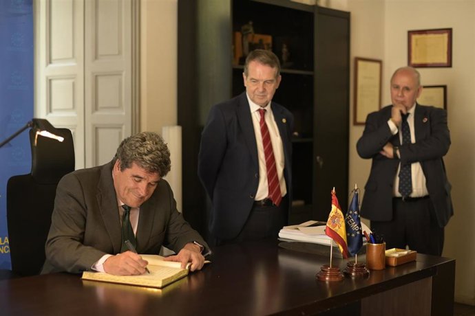 El ministro de Inclusión, Seguridad Social y Migraciones, José Luis Escrivá, y el presidente de la FEMP, Abel Caballero.