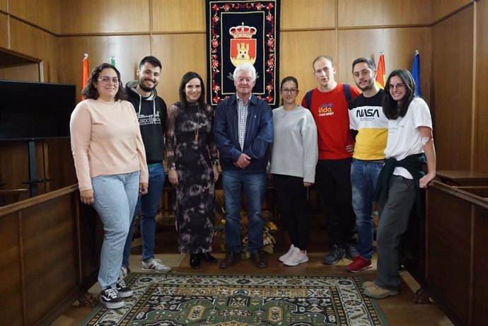 Gálvez, con el alcalde de Pedroche, Santiago Ruiz (centro), y jóvenes beneficiarios del programa de la Junta.