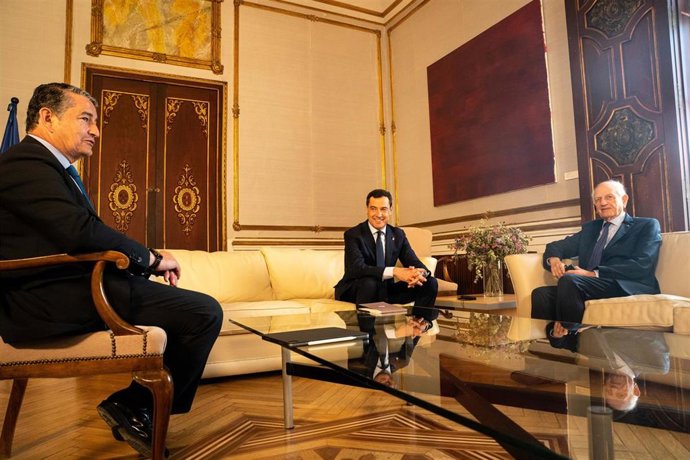 El presidente de la Junta de Andalucía, Juanma Moreno, recibe al consejero del Rey de Marruecos, André Azoulay, en el Palacio de San Telmo.