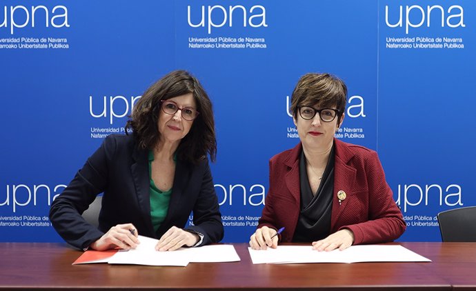 Begoña Pérez (izquierda) y Genoveva Ochando en la firma del protocolo