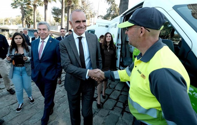 Muñoz presenta los vehículos comprados para Lipasam