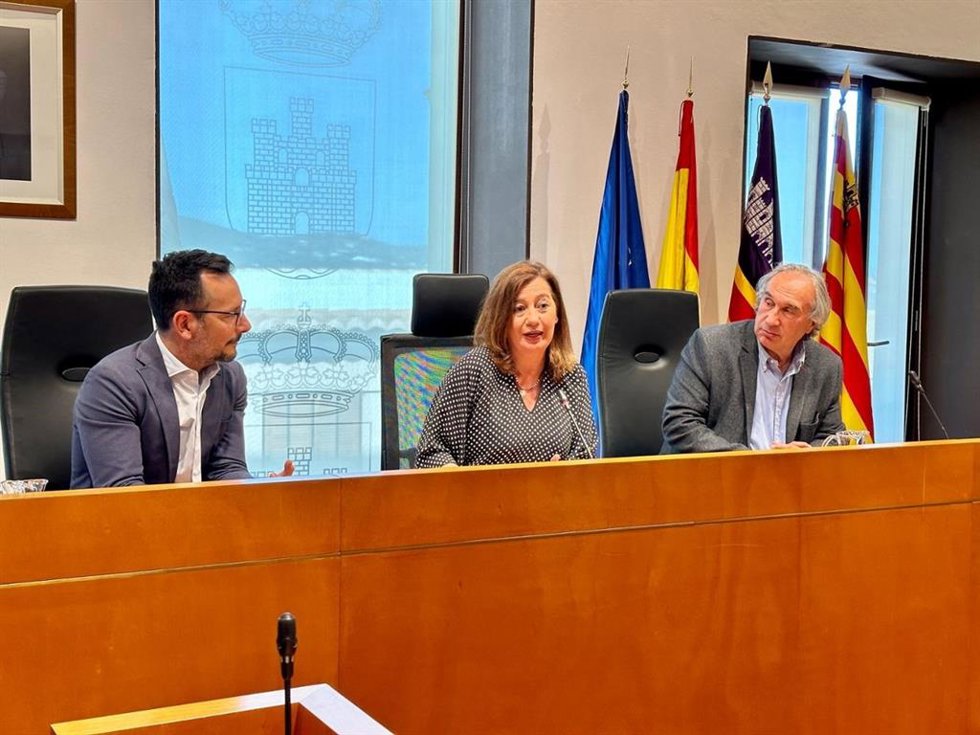 La presidenta del Govern, Francina Armengol, acompañada del conseller de Educación y Formación Profesional, Martí March, durante una presentación en el Ayuntamiento de Eivissa
