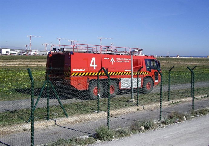 Archivo - Vehículo de bomberos en un aeropuerto