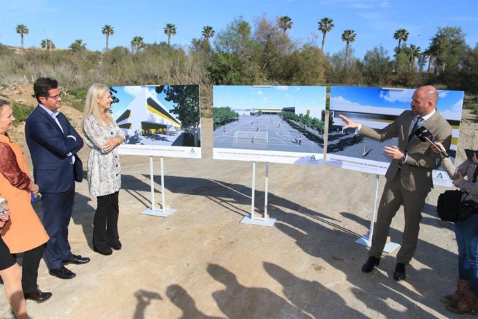 La consejera de Desarrollo Educativo y FP, Patricia del Pozo, visita los terrenos del IES de Almerimar.