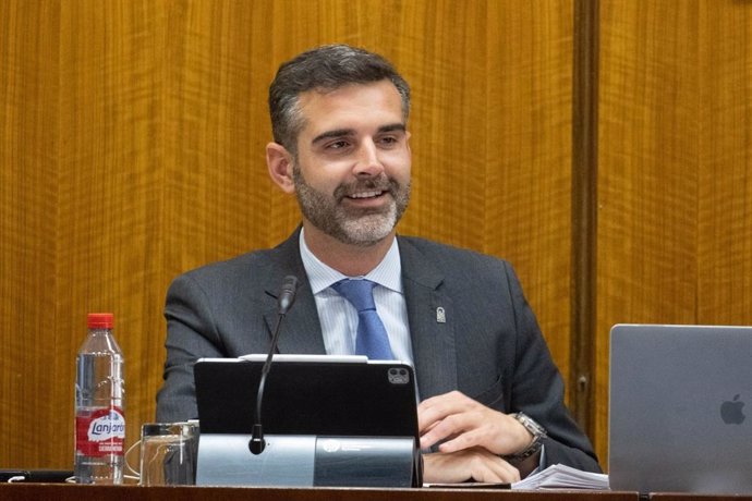 El consejero de Sostenibilidad, Medio Ambiente y Economía Azul, Ramón Fernández-Pacheco, en comisión parlamentaria