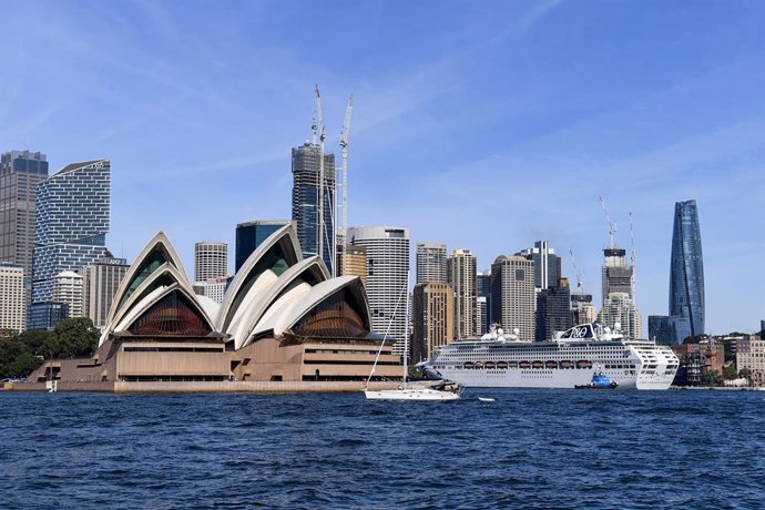 Archivo - The P&O Cruises Australia flagship Pacific Explorer is seen docked next to the Sydney Opera House after entering the harbour, in Sydney, Monday, April 18, 2022. P&O Cruises Australias flagship, Pacific Explorer will become the first cruise sh