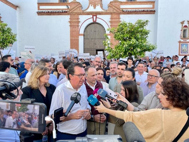 El presidente del PP de Huelva, Manuel Andrés González, atiende a los medios durante la concentración de agricultores del Condado de Huelva en Rociana.
