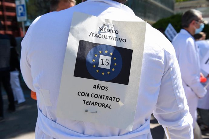Archivo - Varias personas, con una pancarta que reza 'Fijeza ya es constitucional, en una manifestación para pedir estabilidad en el empleo