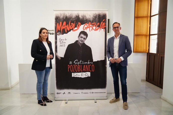 El alcalde de Pozoblanco, Santiago Cabello, en la presentación del concierto de Manolo García.