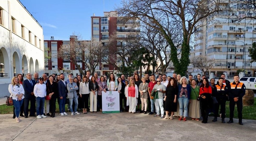 La consejera de Inclusión Social, Juventud, Familias e Igualdad, Loles López, presenta con asociaciones y trabajadores sociales en Torremolinos (Málaga)  protocolos contra la violencia de género y la LGTBIfobia