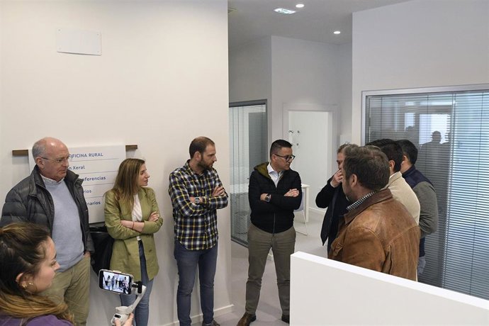 El conselleiro de Medio Rural, José González, visita las nuevas dependencias de la Oficina Rural de Verín.