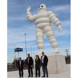 Inaugurada la Glorieta 'Bibendum' frente a la fábrica Michelin Valladolid