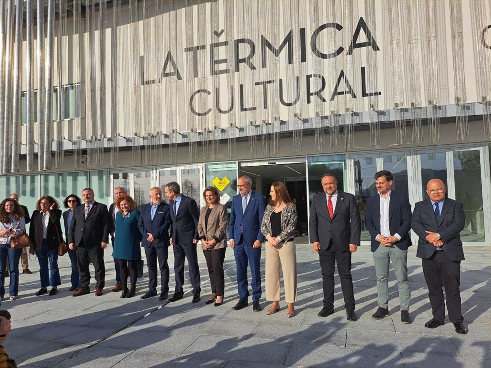 La ministra para la Transición Ecológica, Teresa Ribera, y el expresidente del Gobierno, José Luis Rodríguez Zapatero, junto con el resto de las autoridades en la inauguración de 'La Térmica Cultural'.