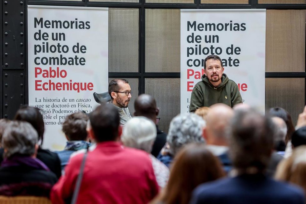El portavoz parlamentario de Unidas Podemos en el Congreso, Pablo Echenique (i), y el exvicepresidente segundo del Gobierno, Pablo Iglesias (d), durante la presentación del primer libro de Echenique, Memorias de un piloto de combate, en el Espacio Lar
