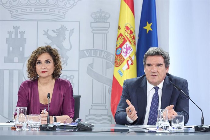 Archivo - La ministra de Hacienda y Función Pública, María Jesús Montero y el ministro de Inclusión, Seguridad Social y Migraciones, José Luis Escrivá