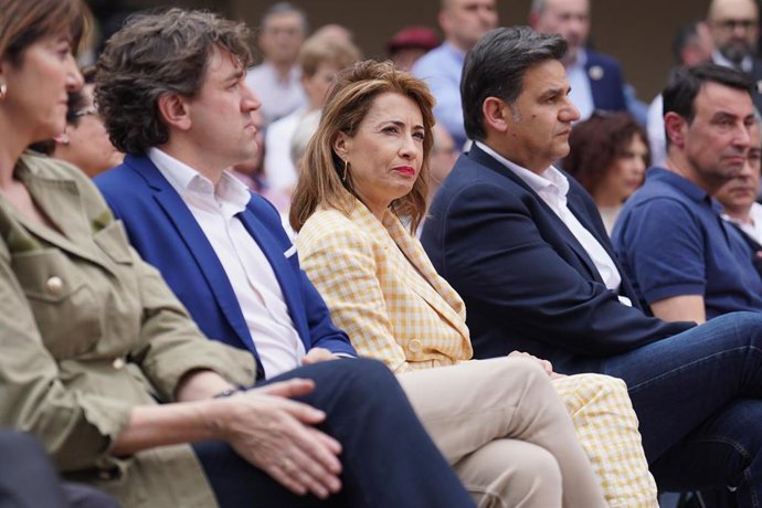 La ministra de Transportes, Movilidad y Agenda Urbana, Raquel Sánchez (c), el secretario general del PSE-EE, Eneko Andueza (i), y el candidato a la alcaldía de Santurtzi, Juan Andrades (d), durante el acto de presentación de la candidatura socialista pa
