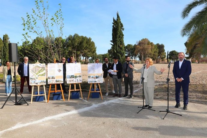 El presidente del Gobierno de Aragón, Javier Lambán, y la consejera de Ciudadanía y Derechos Sociales, María Victoria Broto, en Valdefierro.