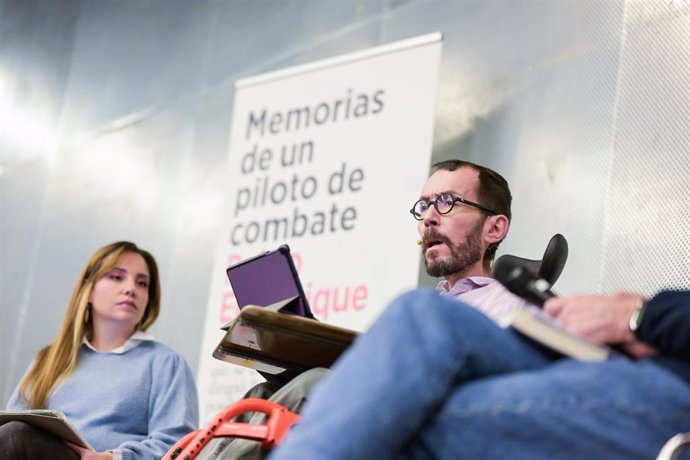 El portavoz de Unidas Podemos en el Congreso, Pablo Echenique, presenta junto a la candidata de Podemos a la Presidencia del Gobierno de Aragón, Maru Díaz, su libro 'Memorias de un piloto de combate', a 11 de marzo de 2023, en Zaragoza, Aragón (España).