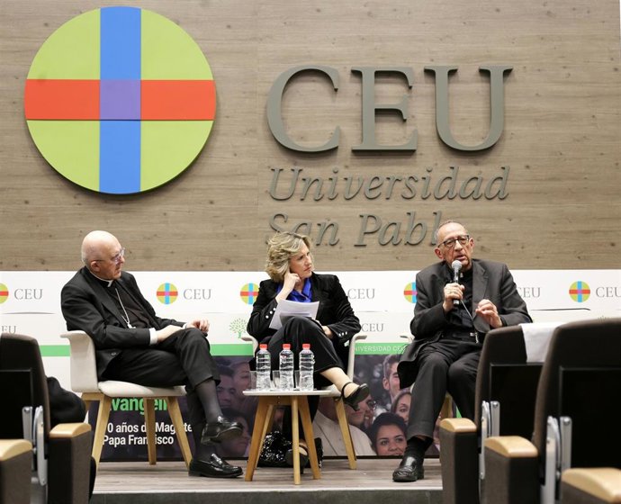 El cardenal Carlos Osoro, la periodista Cristina López Schlichting y el cardenal Juan José Omella en un congreso en el CEU.
