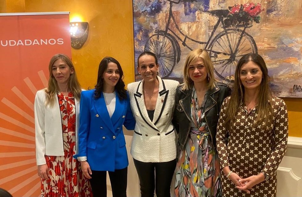 La portavoz de Ciudadanos en el Congreso, Inés Arrimadas; junto a la alcaldesa y candidata a la alcaldía de Ciudad Real por la formación naranja, Eva Masías, y la candidata de Ciudadanos a la Junta de Castilla-La Mancha Carmen Picazo