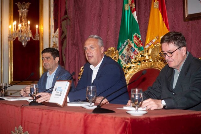 La Diputación de Jaén presenta en Cádiz el libro 'Miguel Hernández y César Vallejo. Versos en convergencia'