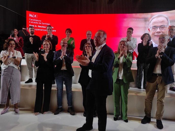 El candidato del PSdeG a la alcaldía de Santiago, Xosé Sánchez Bugallo, junto a los componentes para las elecciones municipales.