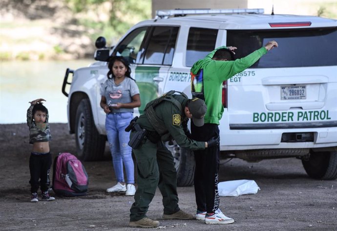 Archivo - Migrantes siendo registrados en Eagle Pass, Texas