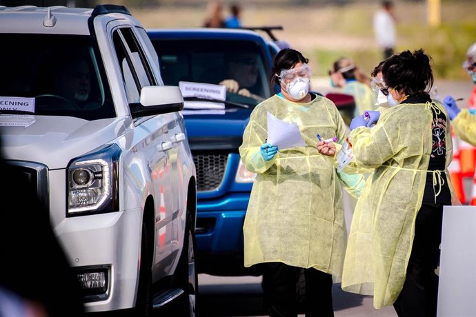 Archivo - Personal de Sanidad realizando tests de Covid en Estados Unidos