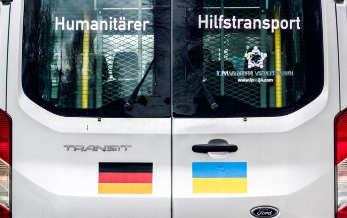 Archivo - February 27, 2023, Munich, Bavaria, Germany: A van in Munich, Germany is marked with ''Humanitarian Aid Transport'' and the flags of Germany and Ukraine.  Since the outbreak of Russia's full-scale invasion of Ukraine, Germany has been one of t