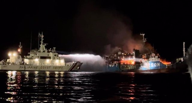 La Guardia Costera de Filipinas frente a un barco incendiado en las costas de Basilán