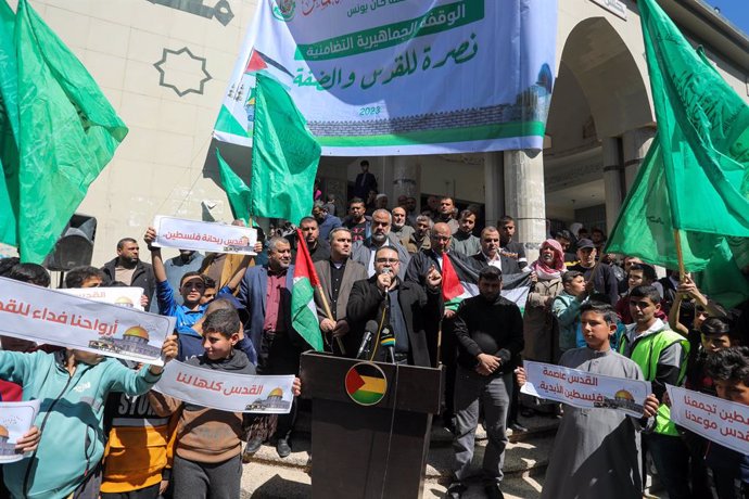 March 17, 2023, Khan Younis, Gaza Strip, Palestinian Territory: Supporters of the Hamas movement take part in a rally in support of Jerusalem's Al-Aqsa Mosque and fellow Palestinians in the West Bank, on March 17, 2023, in Khan Younis in the southern Ga