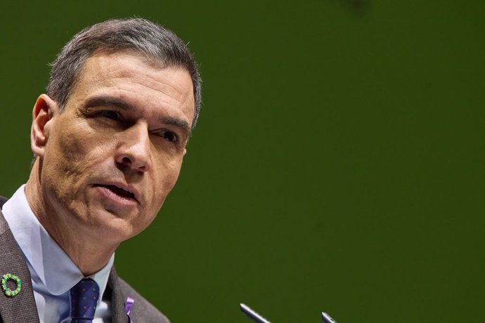 El presidente del Gobierno y secretario general del PSOE, Pedro Sánchez, clausura el acto de presentación del estudio El coste de la pobreza infantil en España en el Auditorio de CaixaForum Madrid, a 6 de marzo de 2023, en Madrid (España). El Alto Com