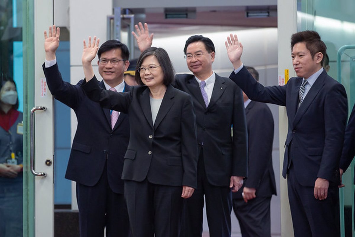 Taiwan’s president arrives in the United States amid criticism from the Chinese government