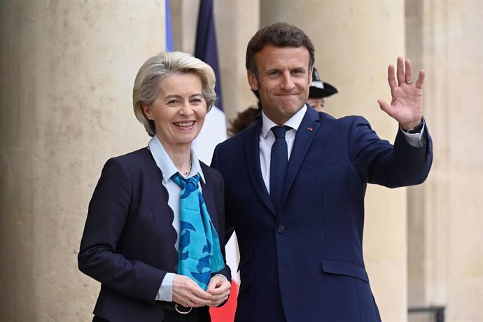 Archivo - El presidente francés, Emmanuel Macron, y la presidenta de la Comisión Europea, Ursula von der Leyen