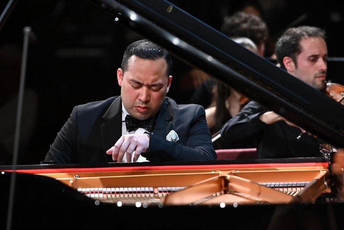 El pianista estadounidense Jonathan Mamora durante su actuación en la final del 68 Concurs Maria Canals, celebrada este miércoles 29 de marzo en el Palau de la Música de Barcelona