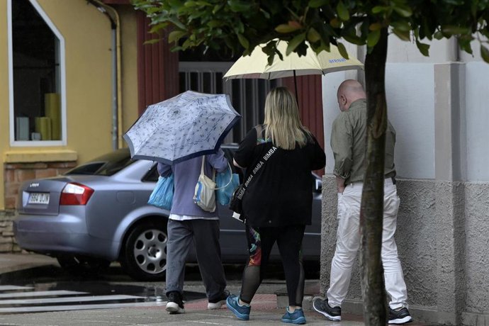 Archivo - Varias personas con paraguas caminan por el centro de La Coruña, a 19 de junio de 2022, en A Coruña, Galicia, (España). La inestabilidad se mantendrá en Galicia al menos hasta la mitad de la semana que viene. A partir de mañana lunes 20 de jun