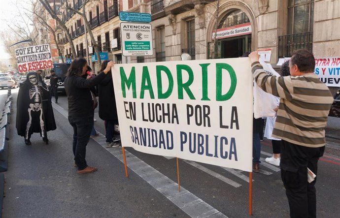 Dos personas sujetan una pancarta donde pone 'Madrid en lucha por la sanidad pública' 