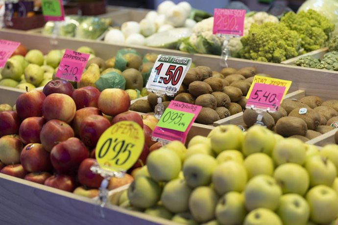 Manzanas y otras frutas en una frutería  en un puesto de un mercado, a 15 de marzo de 2023, en Madrid (España). El Índice de Precios de Consumo (IPC) ha subido un 0,9% en febrero en relación al mes anterior y elevó una décima su tasa interanual, hasta e