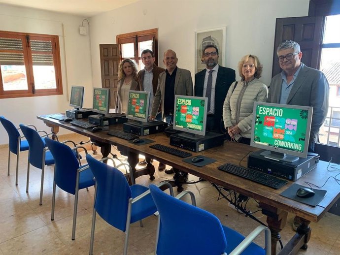 La Diputación de Cáceres entrega equipos informáticos al Ayuntamiento de Pasarón de la Vera