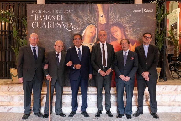 Foto de familia con los premiados con el 'Gota a Gota de Pasión 2023', en el patio central de la sede de la fundación.