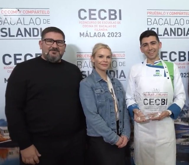 El chef Dani García ha entregado el premio al ganador de la mejor Receta de Bacalao de Islandia del año, el extremeño Diego Antonio Chavero Rosa