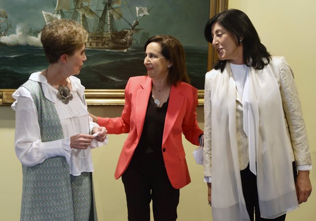 La exdirectora del Centro Nacional de Inteligencia (CNI), Paz Esteban; la ministra de Defensa, Margarita Robles; y la directora del CNI, Esperanza Casteleiro.