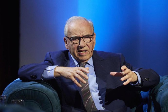 Archivo - El exvicepresidente del Gobierno, Alfonso Guerra, durante la primera edición del ciclo "Encuentros en Cajasol" en el Teatro de la Fundación Cajasol, a 14 de febrero de 2023, en Sevilla.