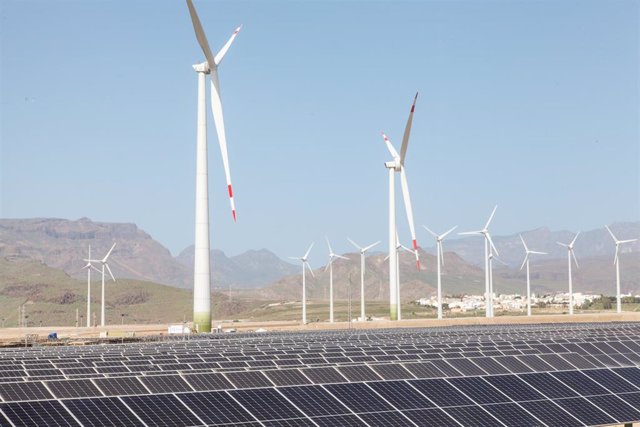 Archivo - Aerogeneradores y paneles solares en la inauguración del mayor complejo de generación de energías renovables de Canarias, a 27 de octubre de 2022, en San Bartolomé de Tirajana, Gran Canaria, Canarias (España).
