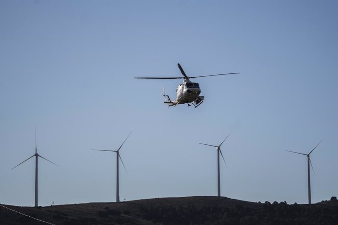 Un helicpter sobrevola durant els treballs de l'incendi de Vilanova de Viver