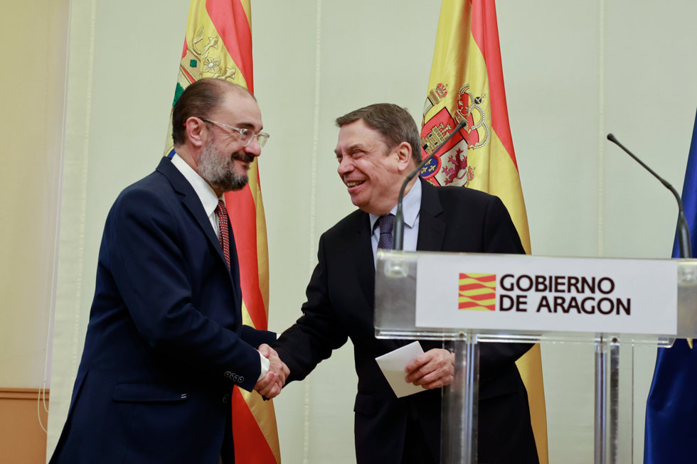 El presidente del Gobierno de Aragón, Javier Lambán (i), y el ministro de Agricultura, Pesca y Alimentación, Luis Planas (d), tras reunirse en la Sala de Columnas del Edificio Pignatelli, a 30 de marzo de 2023, en Zaragoza, Aragón (España). 
