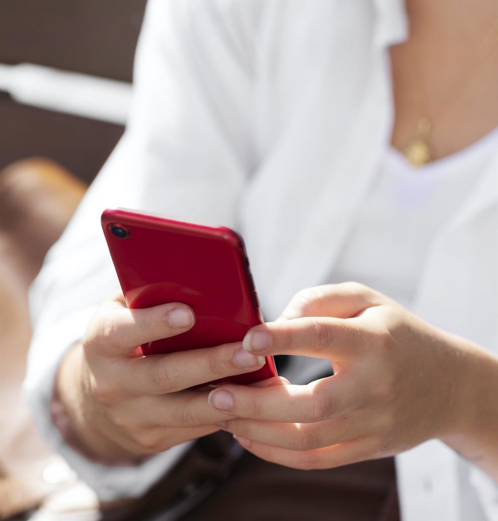 Imagen de recurso de una mujer utilizando un teléfono móvil.