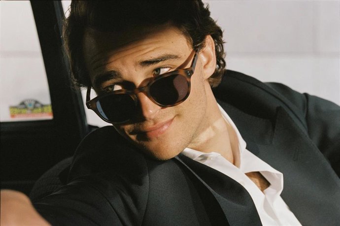 Imagen del actor y modelo Pepe Barroso posando con unas gafas de la colección 'Mó X Silbon'